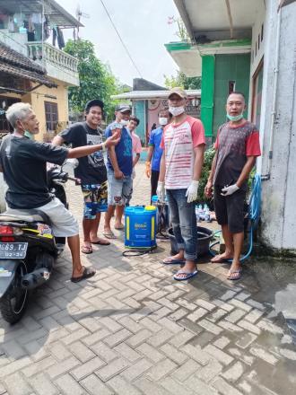 Penyemprotan Mandiri Disinfektan Warga Pedukuhan Jomegatan RT 06